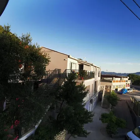 Center S Parkiranim Mjestom アパート プロチェ